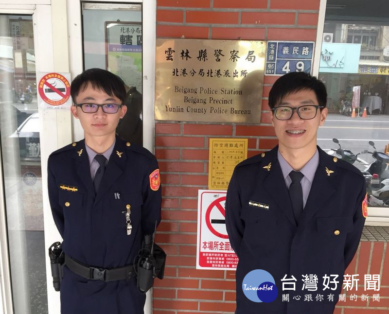 北港派出所警員黃銘尉、黃政瑋等即時趕赴現場，將全身是傷的老翁送醫救治，深獲家屬感謝與肯定。（記者陳昭宗拍攝）