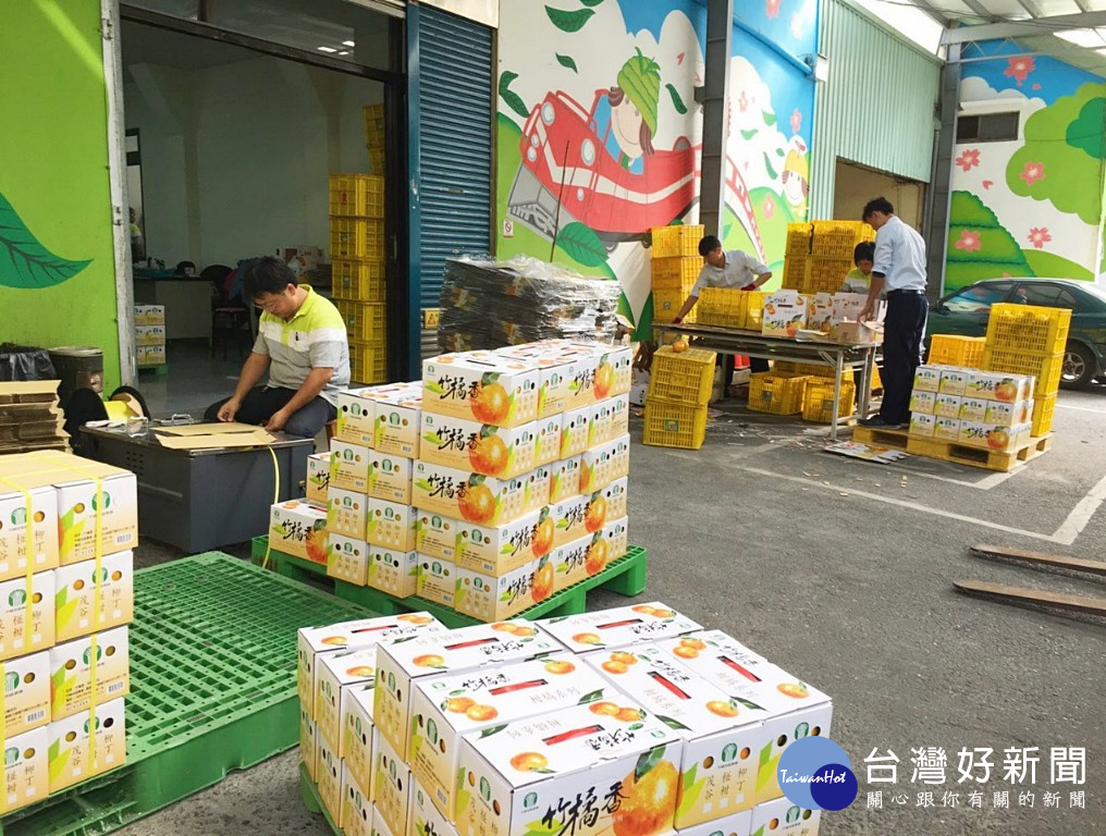 為關懷本土農業及配合政府照顧農民政策，台灣中油公司自12月26日起，在全台120座直營加油站，銷售來自嘉義縣的25000台斤柑橘，數量有限，售完為止。（圖／台灣中油）