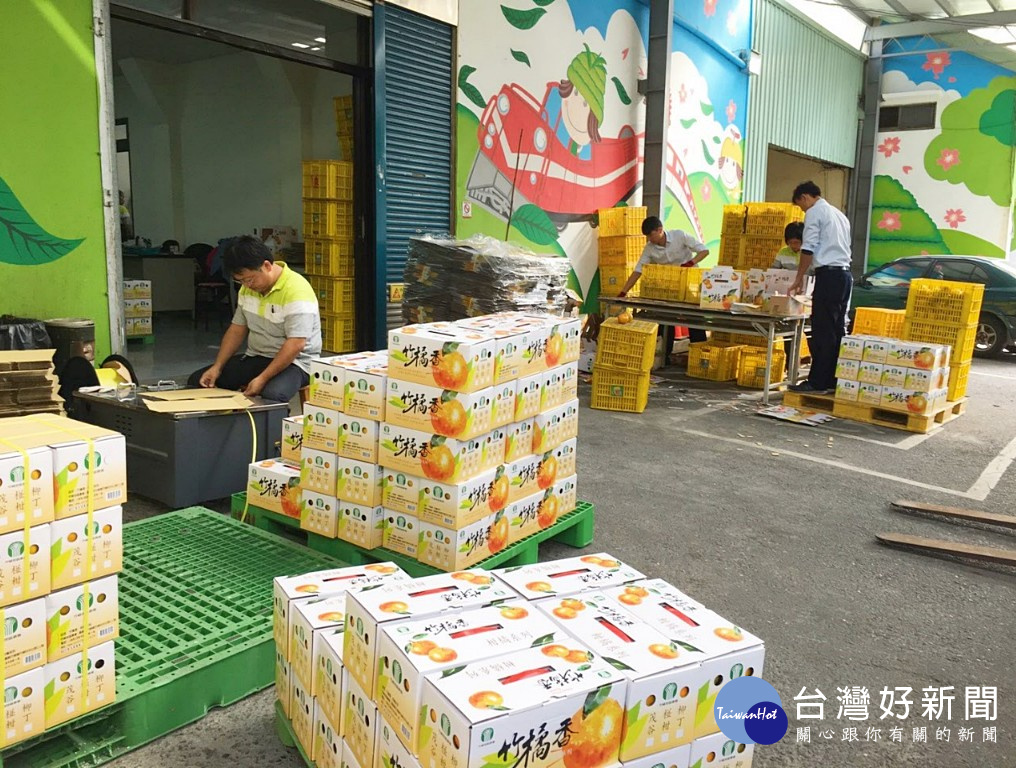 為關懷本土農業及配合政府照顧農民政策,台灣中油公司自12月26日起,在全台120座直營加油站,銷售來自嘉義縣的25000台斤柑橘,數量有限,售完為止。(圖/台灣中油)