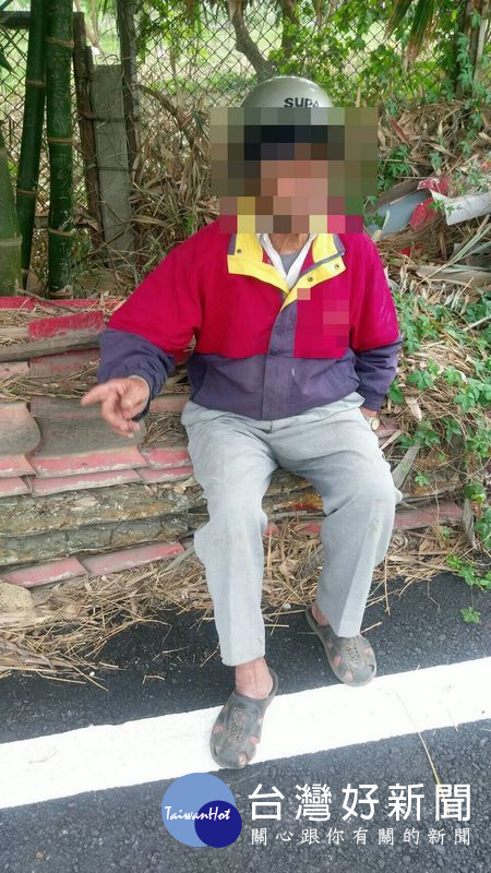 老翁自行爬起，但全身是傷，員警立即呼叫救護車協助送醫。（記者陳昭宗拍攝）