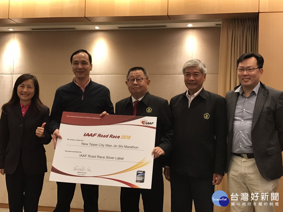 中華民國田徑協會理事長蔡辰威26日於市政會議代表國際田總,頒發IAAF銀標籤證書給新北市長朱立倫。(圖/記者黃村杉攝)