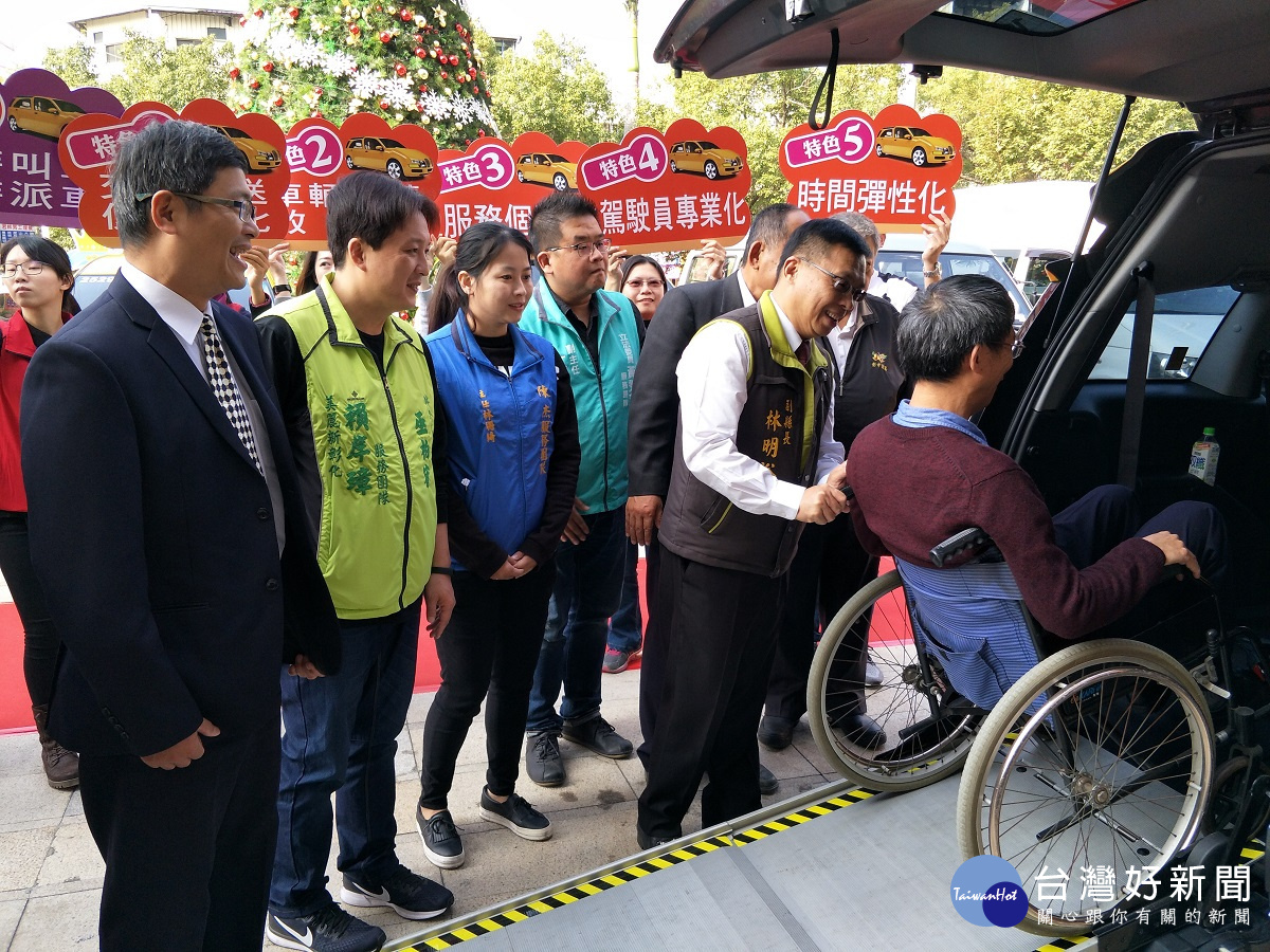 長照大車隊成軍,彰化市率先試辦計程車交通接送,副縣長林明裕於啟動後為民眾服務。圖/記者鄧富珍攝