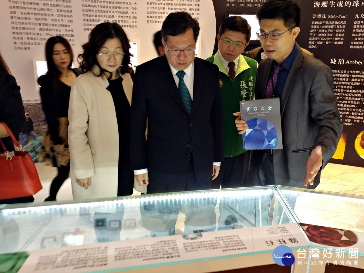 侏羅紀寶石博物館開幕,館長李承倫總經理向鄭文燦市長介紹館內收藏