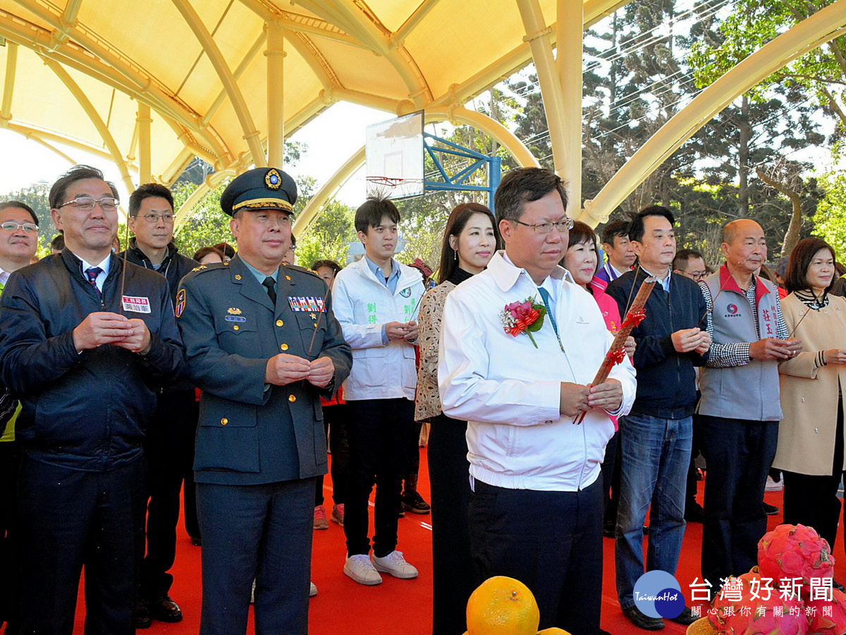 龍慈路與龍岡路三段路口至營德路段」開工典禮中,桃園市長鄭文燦和與會貴賓們共同焚香祝禱工程平安順利。
