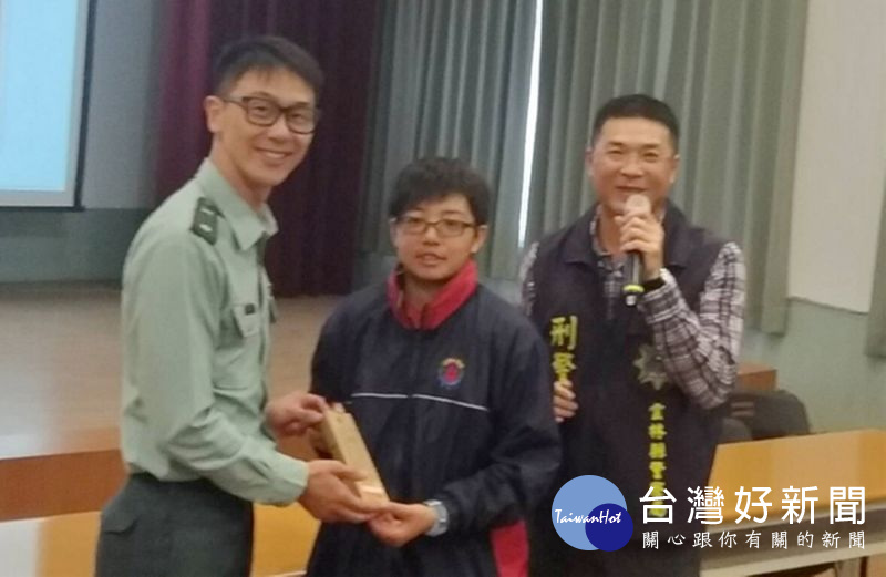 預防犯罪宣導團結合學校建立聯繫窗口,針對學生偏差行為實施勸導取締及宣導,維護青少年身心健全發展。(記者陳昭宗拍攝)