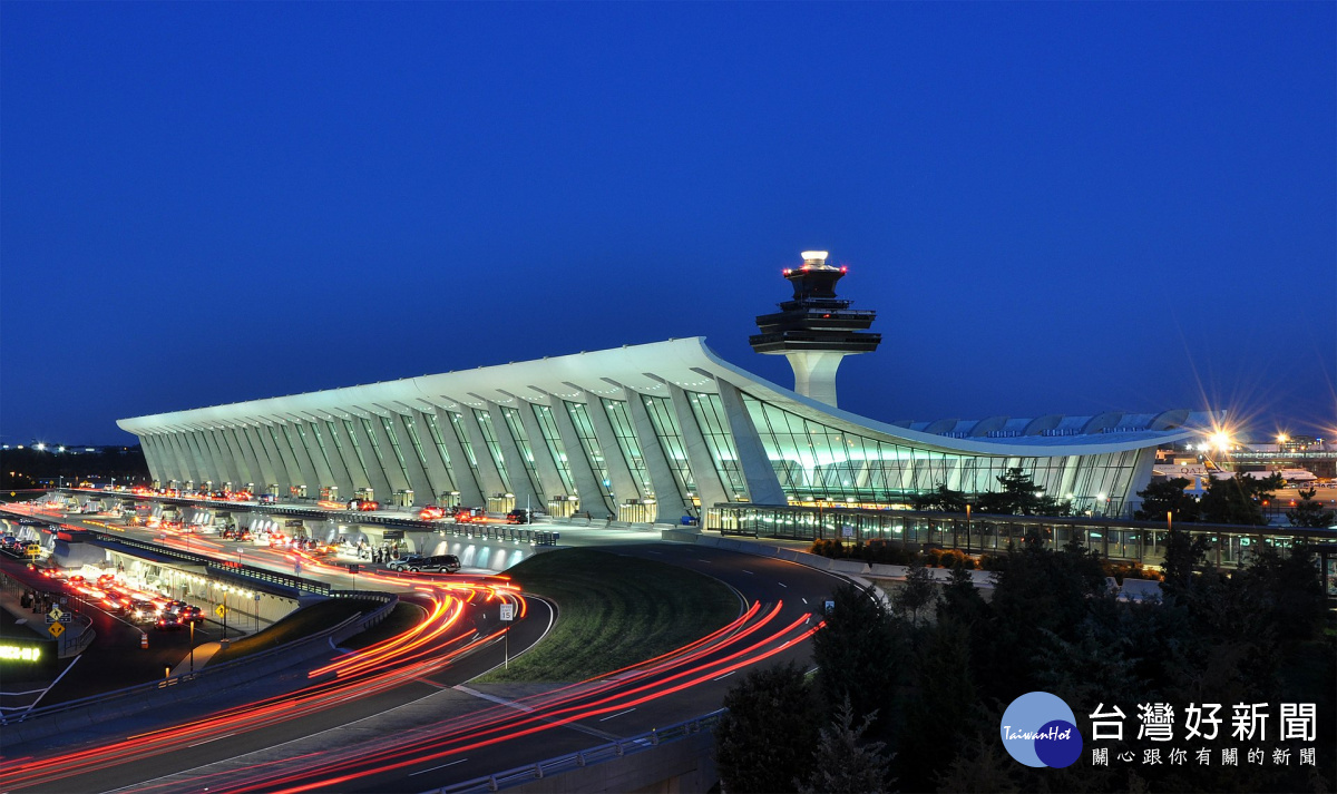外交部發行第二代晶片護照內頁底圖誤植美國華盛頓杜勒斯國際機場的圖案（圖／Wikimedia ）