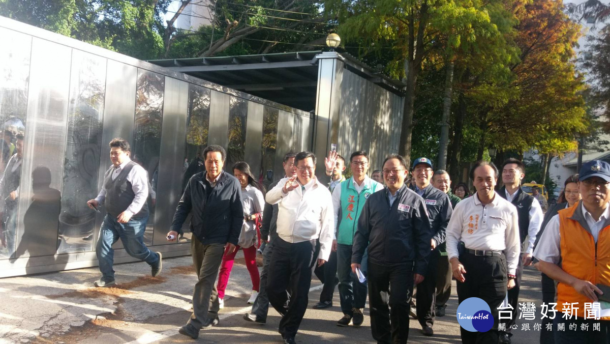 市長鄭文燦等視察漂亮又整齊劃一的落雨松大道。(圖/記者陳寶印攝)