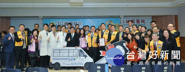桃園市長鄭文燦,出席「桃園市暨衛生福利部桃園醫院社區整體照顧服務長照專車捐贈儀式」。