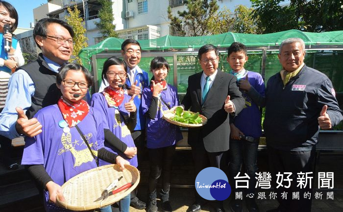 鄭市長表示,智慧校園是市府推動的旗艦計畫,不只是數位教育、創客教育,也推動環保教育。