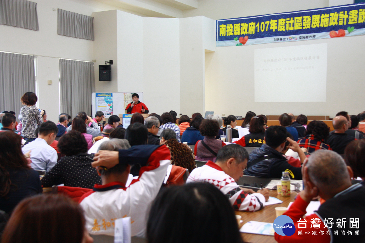 社會行政科向大家說明計畫內容。(記者扶小萍攝)