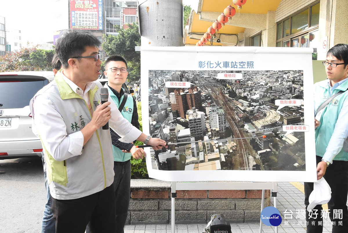 鐵路高架化簡報說明。圖/記者鄧富珍攝