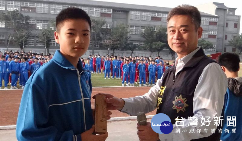 偵查隊長郭建宏以有獎徵答方式與學生進行雙向交流與互動,宣導成效極佳,學子們亦樂於擔任反毒小天使。(記者陳昭宗拍攝)