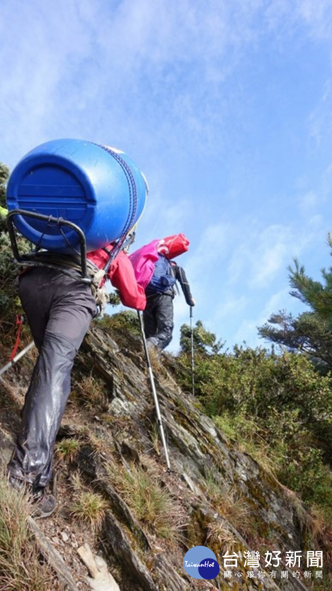 南二段山屋建置加壓艙艱辛揹送實況。〈圖片玉管處提供〉