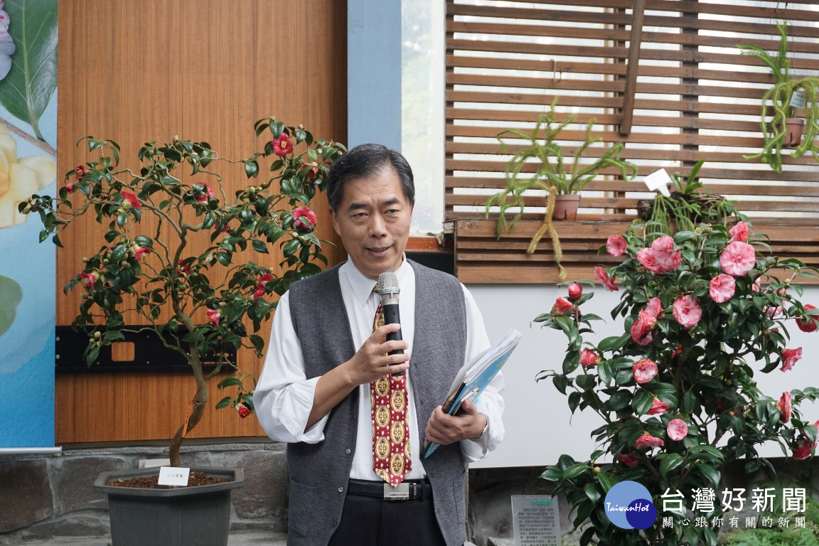 科博館館長孫維新介紹茶花展內容。(圖/國立自然科學博物館)