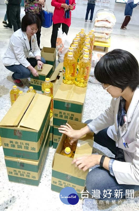 媽祖醫院醫護同仁將1500罐2公升裝沙拉油分贈給弱勢鎮民。(記者陳昭宗拍攝)
