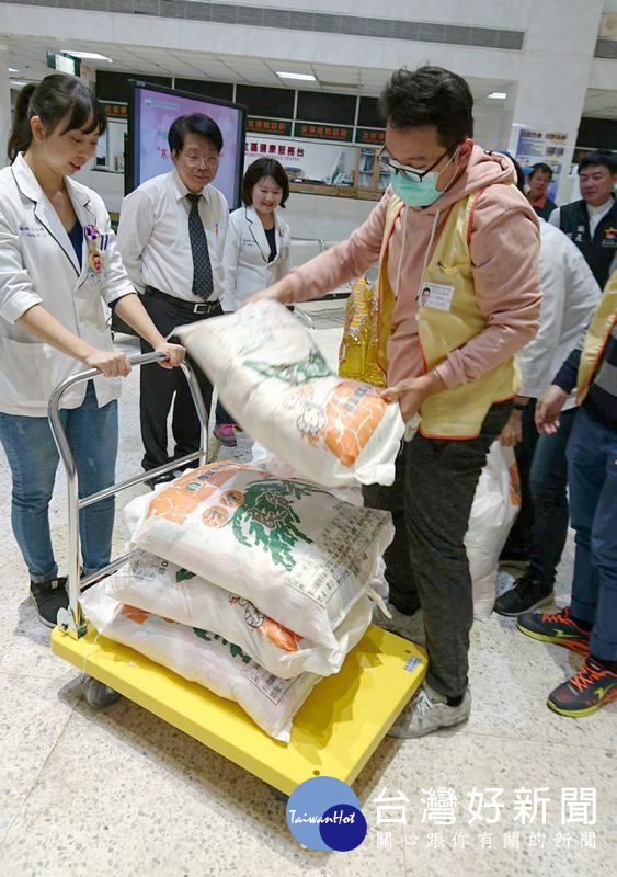 醫護同仁將100包3公斤裝白米贈予劉厝里社區發展協會、水林鄉灣東社區發展協會長青食堂。(記者陳昭宗拍攝)