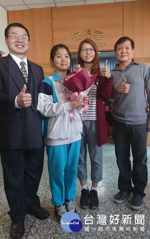 北港高中校長傅國樑(左1)、校友會會長林勝祥(右1)及家扶中心社工吳旆慈(右2)也贈花與獎學金祝賀。(記者陳昭宗拍攝)