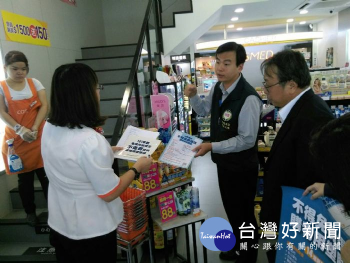 桃市環保局配合行政院環保署「限塑」政策,積極宣導「自備購物袋」及「不免費提供塑膠袋」。