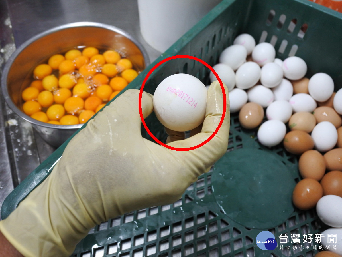 桃園市政府衛生局稽查人員查獲記泰安蛋品有限公司將逾期雞蛋混製成液蛋。