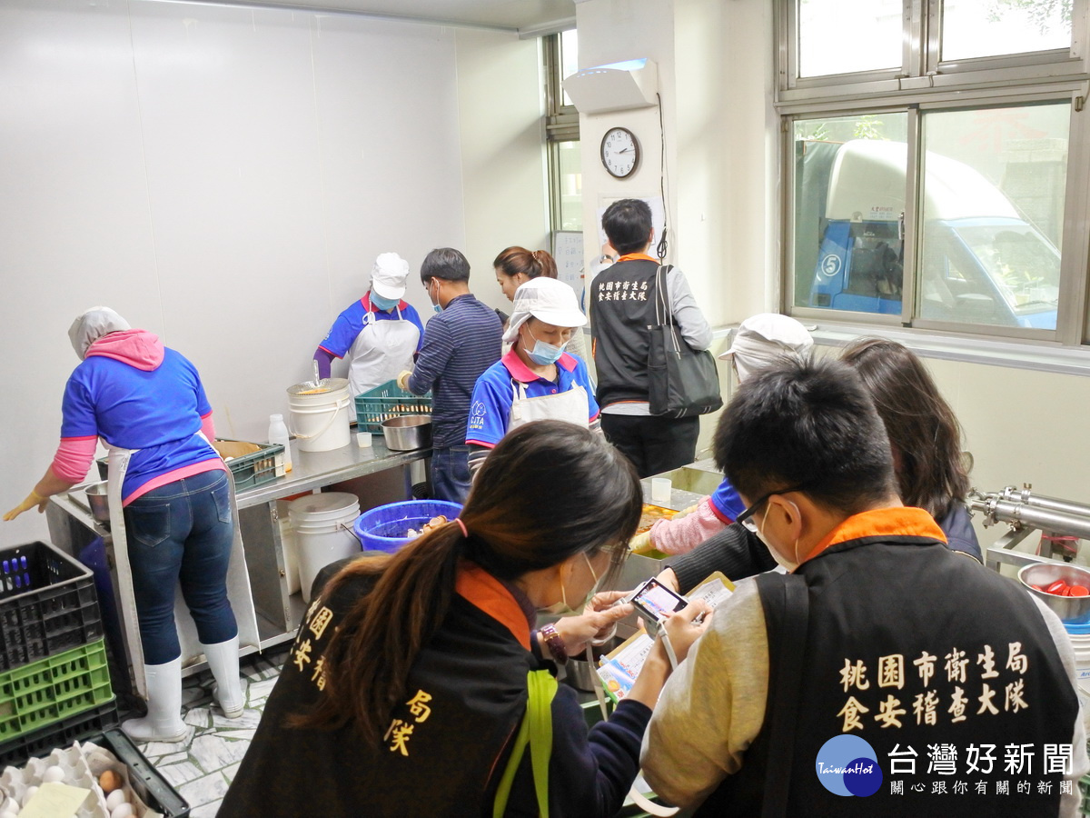 萇記泰安蛋品有限公司涉嫌販賣逾期蛋品、蛋液,桃園市政府衛生局食安稽查大隊人員配合檢方進行稽查。