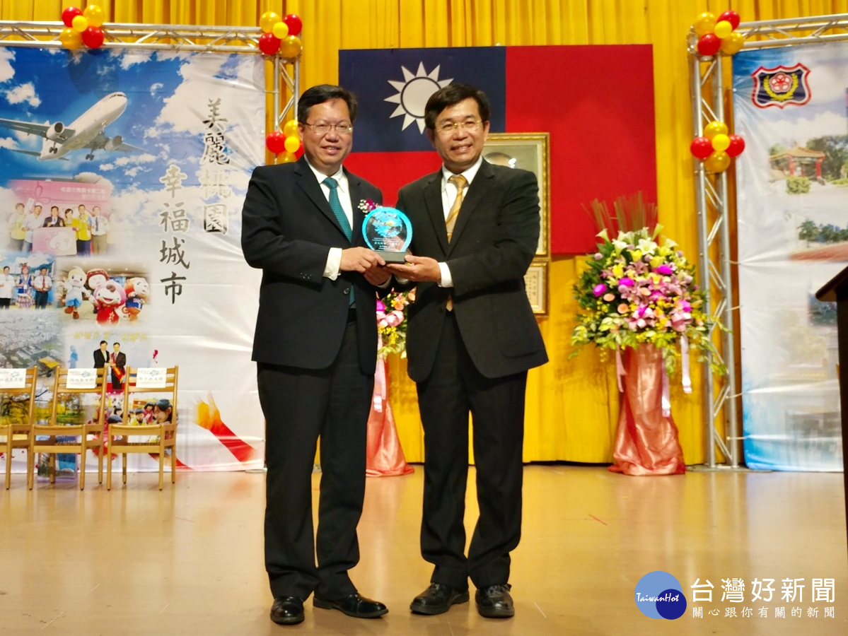 九所國立高中職改隸市立,市長鄭文燦致贈紀念牌給教育部長潘文忠