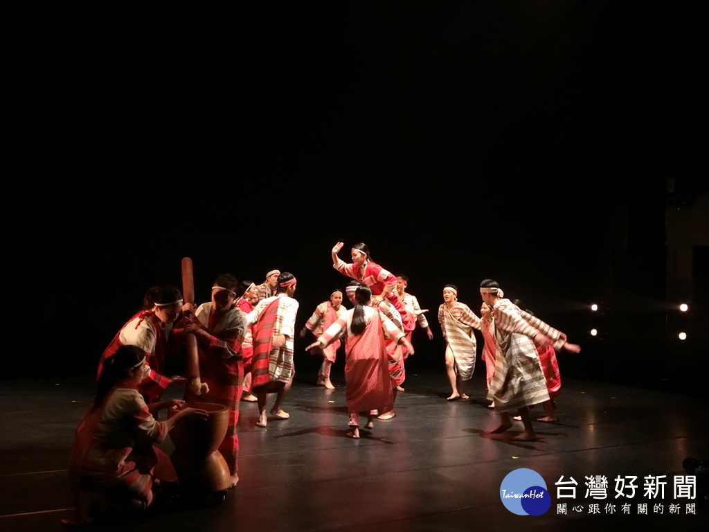 泰雅原舞工坊的作品《琴聲意動》以口簧、古調、歌舞和戲劇,呈現部落消失的「搶婚」習俗。(圖/記者賴淑攝)