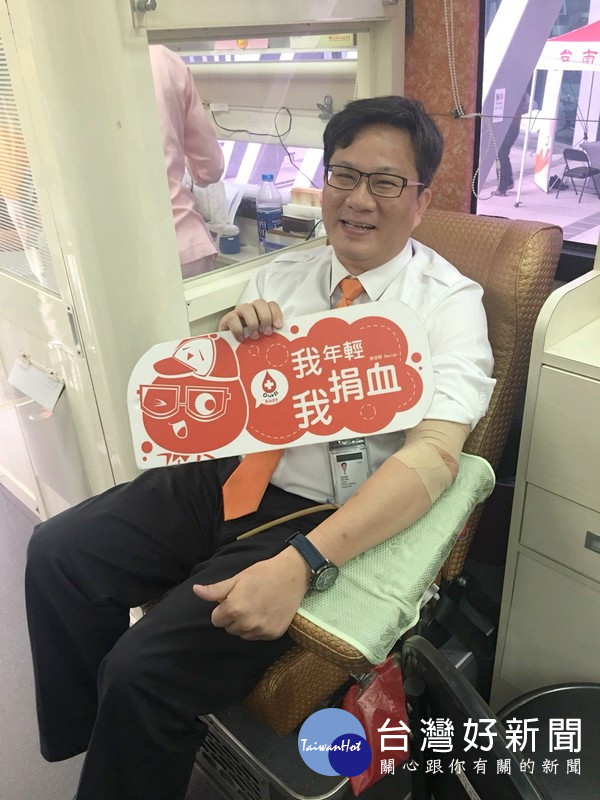 雲林站站長高誌隆率先帶頭挽袖捐血,包含站務、維修號通工程師及鐵路警察也紛紛加入捐血行列。(記者陳昭宗拍攝)
