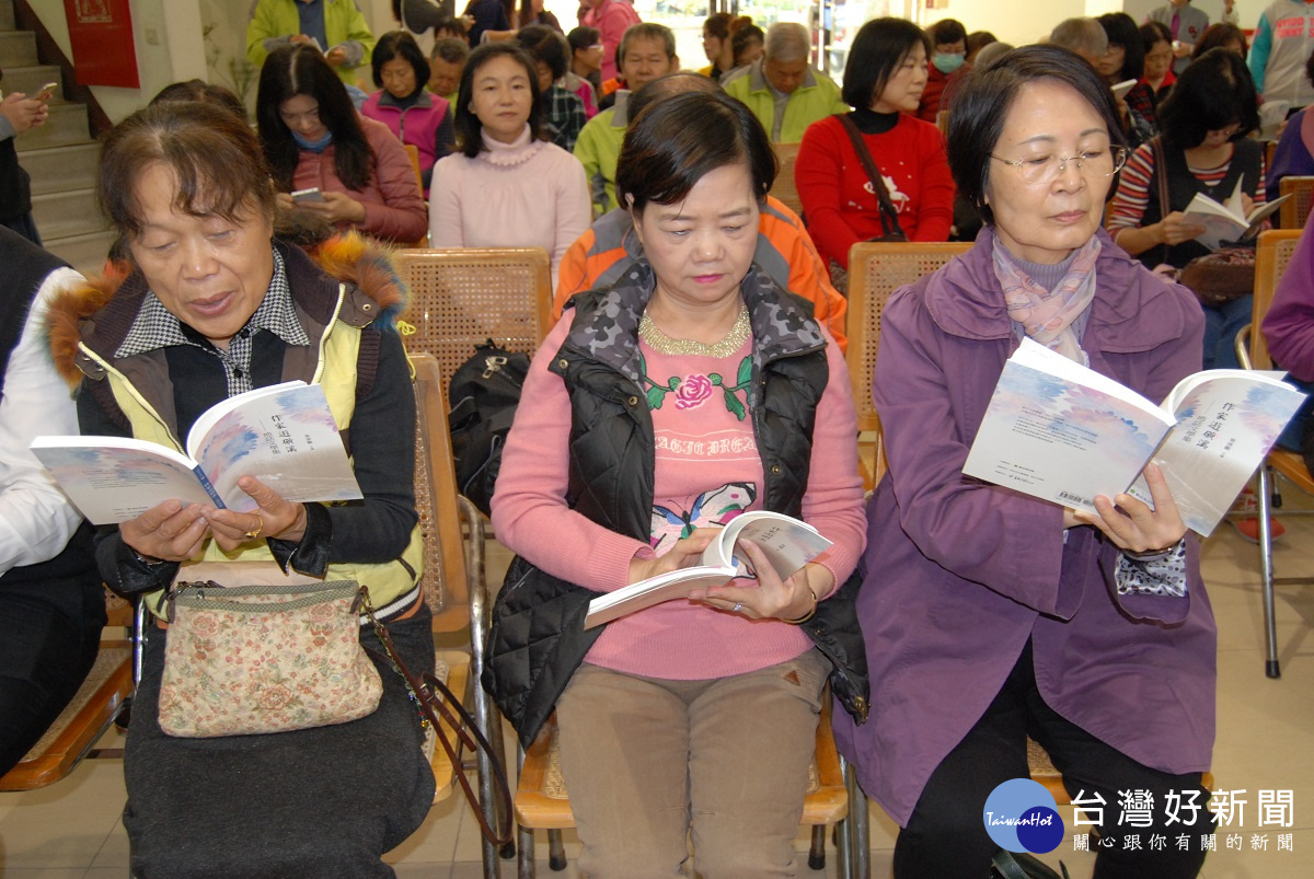 參加《作家遊磺溪─地誌文學集》」新書發表會的民眾跟著朗誦書中的一篇新詩。