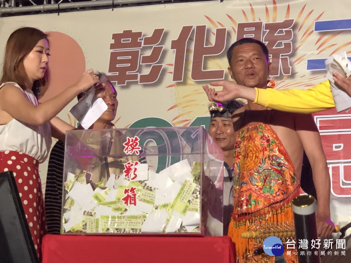 二水桃山廟跨年祈福有夠「神」 太子爺降乩「馬愛摸彩兼跨年」