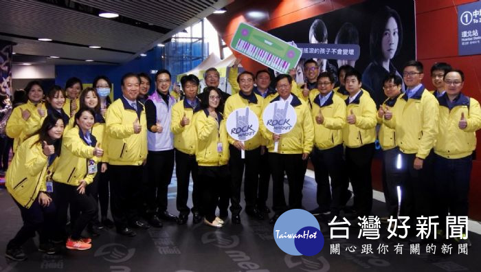 鄭文燦前往A19桃園體育園區站視察疏運狀況,並獎勵桃園捷運公司員工,慰勞這幾天來的辛勞。
