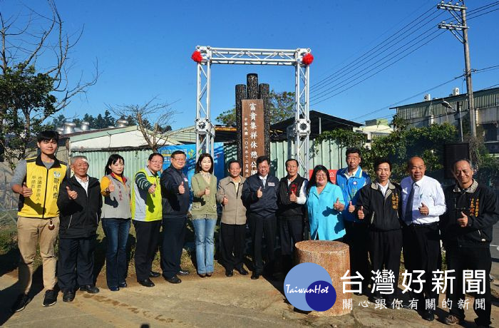 鄭文燦表示,市府協調代管石門農田水利會土地,透過綠美化,將水路旁用地化身為一座小公園。