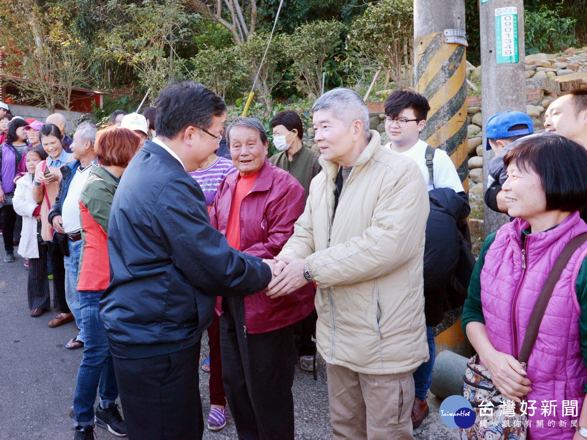 桃園市長鄭文燦視察「霄裡石母娘娘周邊登山步道環境改善案」,受到民眾熱烈歡迎。