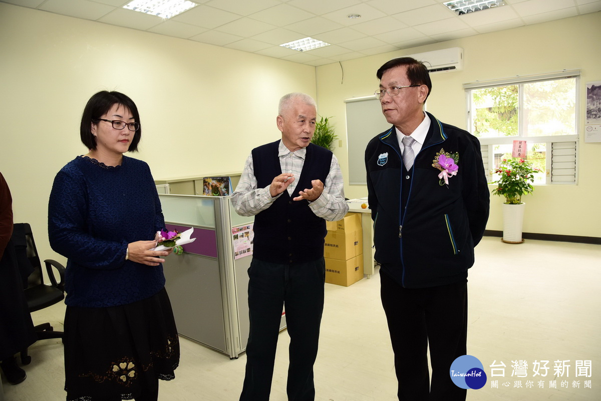 林明溱到風管所辦公室巡視。(記者扶小萍攝)