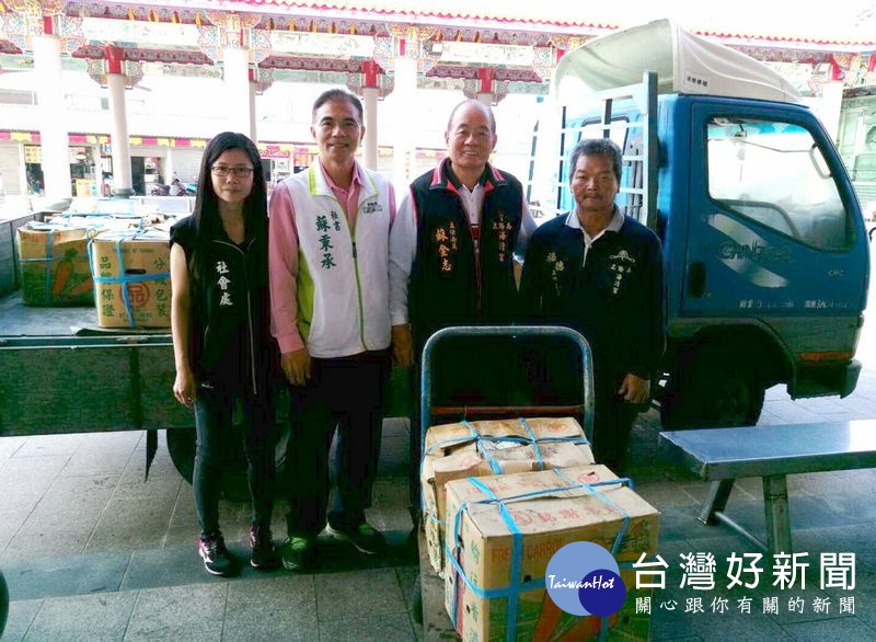 四湖海清宮主委蘇金志響應公益,提供場地以及四湖鄉崙北社區發展協會劉建勝理事長出動堆高機協助搬運,共同傳遞農友的善心。(記者陳昭宗翻攝)