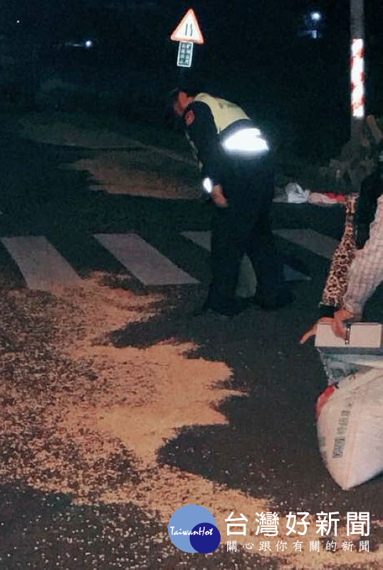 里長及北港所員警帶著打掃工具來幫忙,警民合作從黃昏掃到夜黑,終讓交通恢復順暢。(記者陳昭宗拍攝)