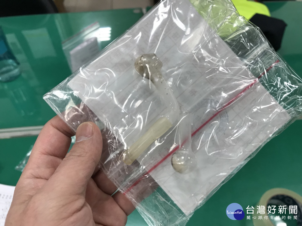 員警在陳男床舖旁,發現一組還發燙的安非他命吸食器。