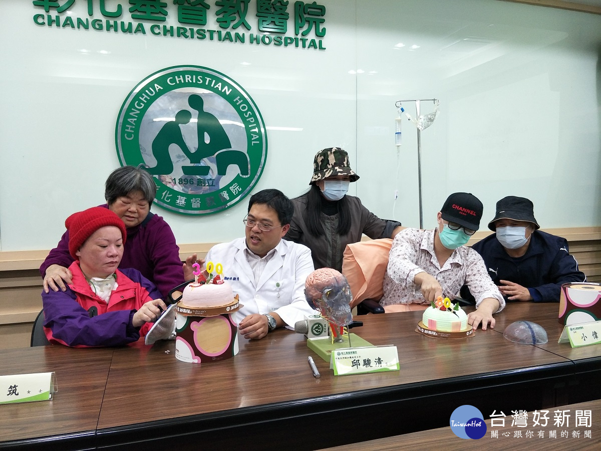 彰基中風暨神經加護病房主任邱駿清醫師與病患美筑、小偉及其家人,一起切蛋糕慶重生。圖/記者鄧富珍攝