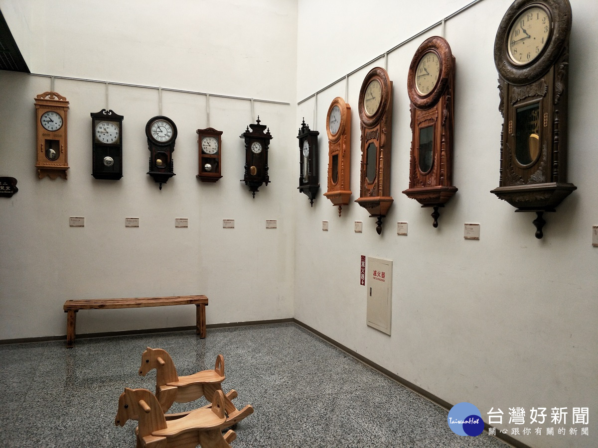 黃文彬老師親自修復的傳統機械時鐘與洛克馬。圖／記者鄧富珍攝