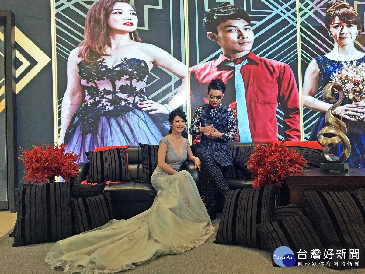 婚禮現場主舞台與電視牆,提供即時畫面浪漫溫馨。