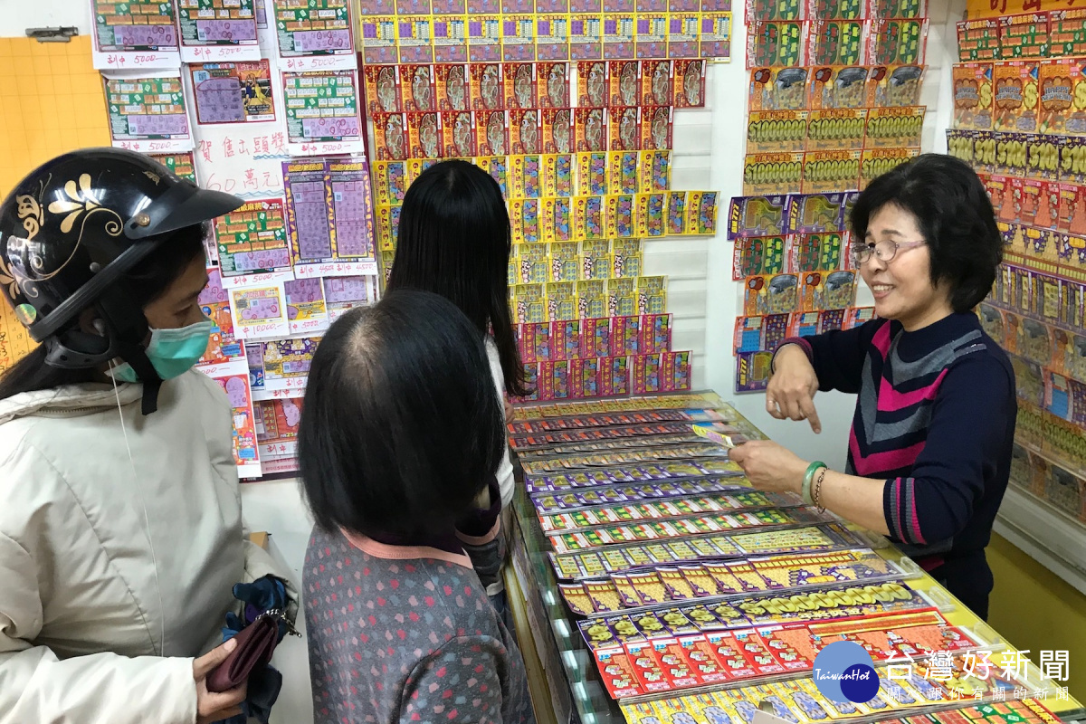 今年元旦首次開出大樂透頭彩佳里中山路「佳旺」彩券,今天仍是車水馬龍。(圖/記者黃芳祿攝)