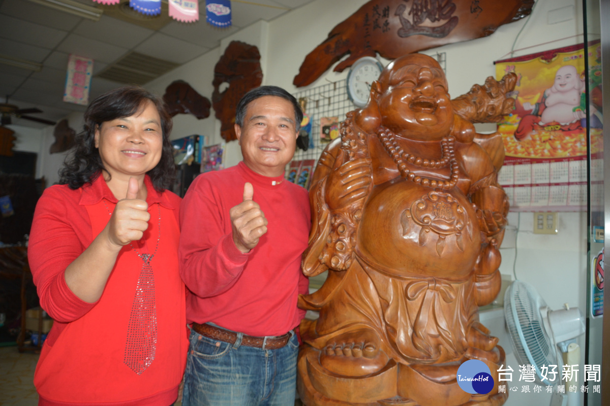 陳明全和太太說該店開出樂透彩頭彩，全是靠身旁這尊財神爺眷顧。(圖/記者黃芳祿攝)