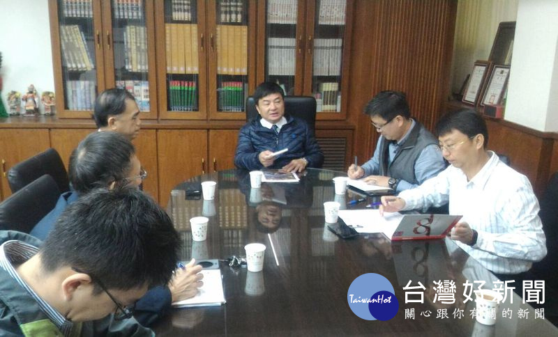 北港鎮長張勝智邀請警方與相關單位共商對策,冀能雙管齊下,解決長期為人詬病的路霸問題。(記者陳昭宗拍攝)