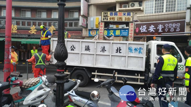 北港警方會同清潔隊進行取締攤販及清除路霸勤務作為,以維護交通秩序與環境安寧。(記者陳昭宗拍攝)