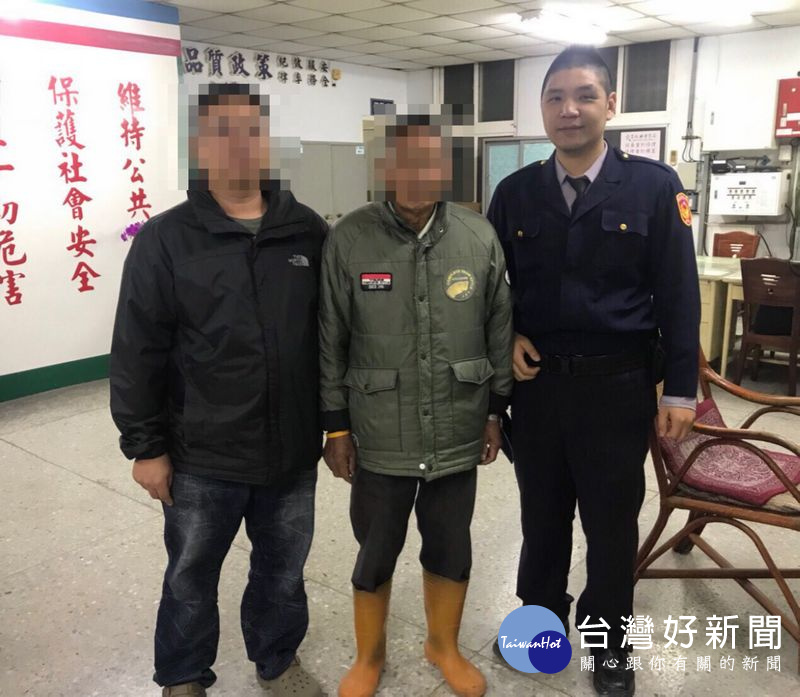 家屬趕至宏仁所接回老翁，並對警方積極熱心之舉深表感謝，員警亦體會為民服務帶來滿滿的成就感。（記者陳昭宗拍攝）