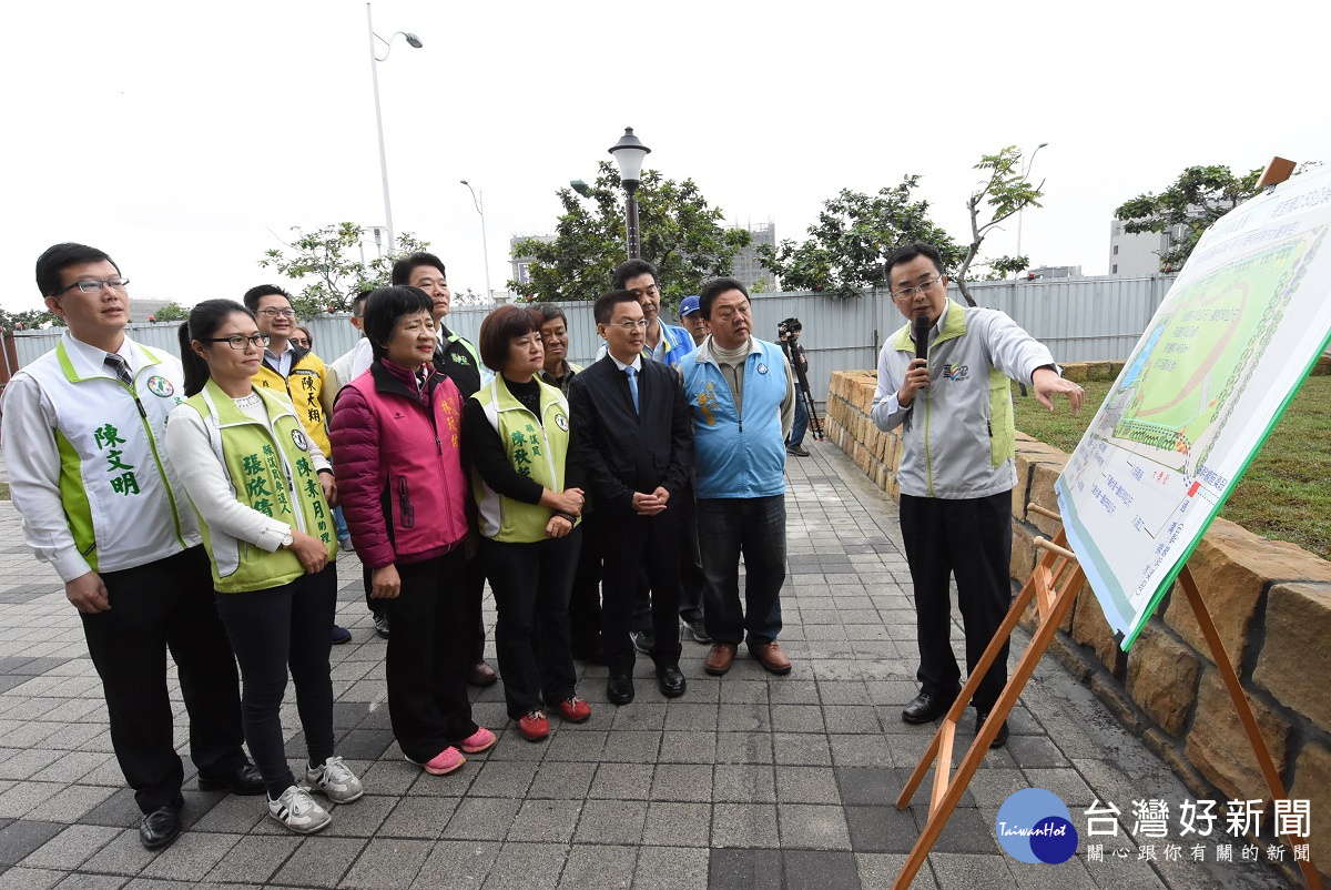 縣長魏明谷視察圓林園工程進度時聽取簡報。