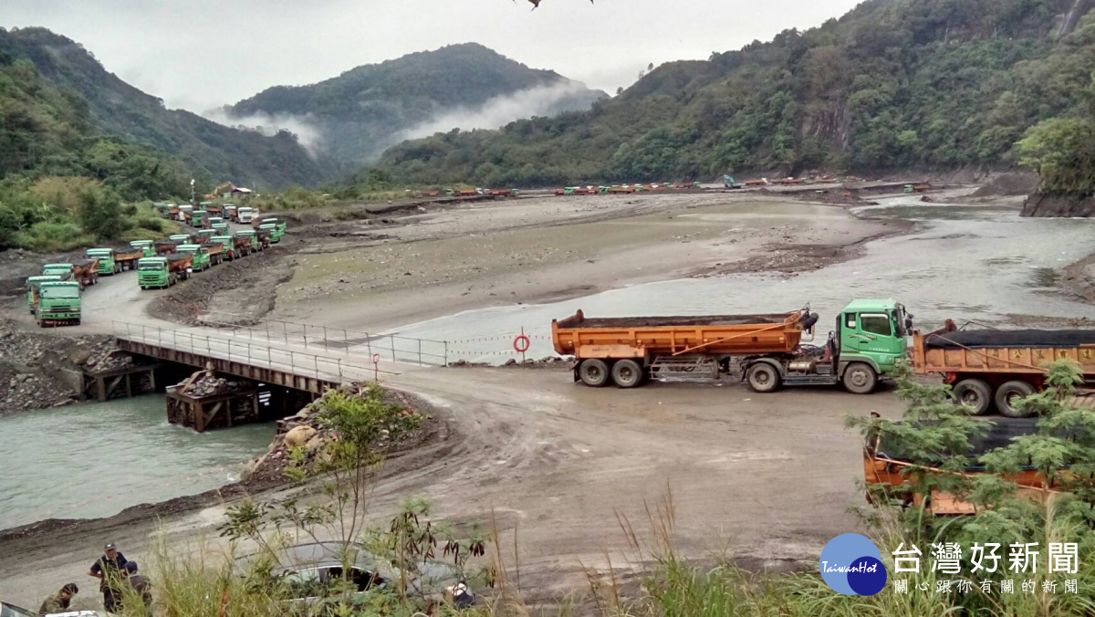 石門水庫展開清淤作業,以水力及開挖方式並進,以增加水庫使用壽命。(圖/記者陳寶印攝)