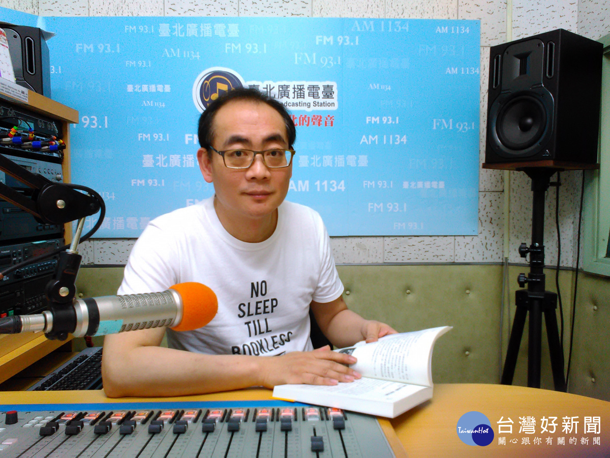 名作家郝廣才在臺北電臺講故事
