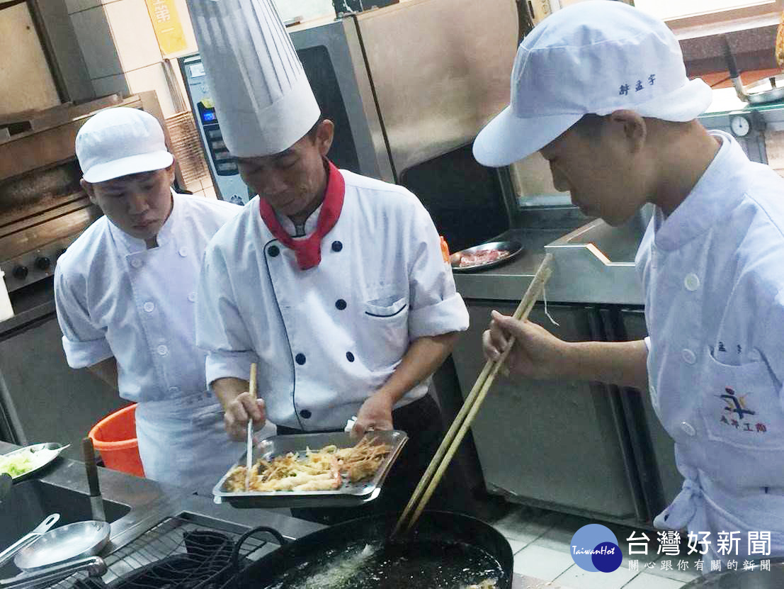 永平工商學用合一,日本料理專業店三井建教合作,培育料理好手。(圖/永平工商提供)
