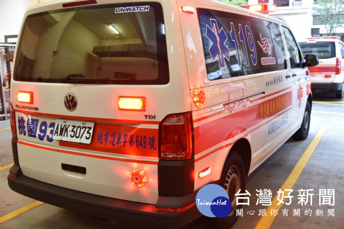 LED緊急事故警示燈,其採用強力磁鐵可吸附於救護車,達到360度的警示效果。