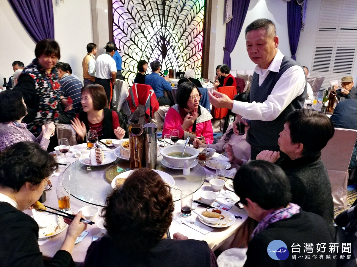 武陵高中退休教師聯誼,校友會理事長陳昌化醫師向老師們敬酒